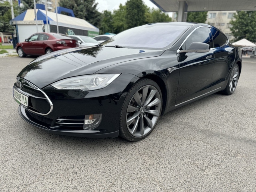 Tesla Model S 85D 2012